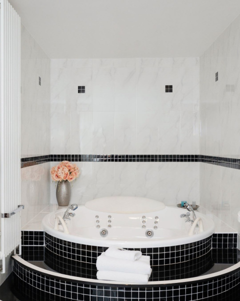 Honeymoon Suite Bathroom with Hot Tub at Villa Rose Hotel, Ballybofey, Co. Donegal